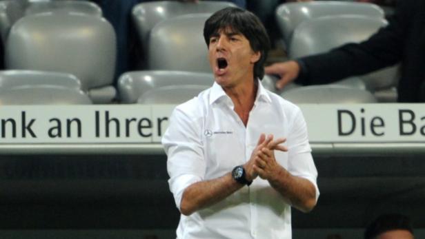 Joachim Löw, der ehemalige Trainer der deutschen Nationalmannschaft, gestikuliert auf der Tribüne.