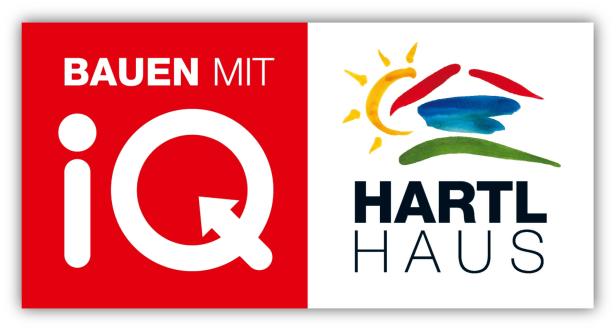 Das Logo von Hartl Haus mit dem Slogan „Bauen mit iQ“.