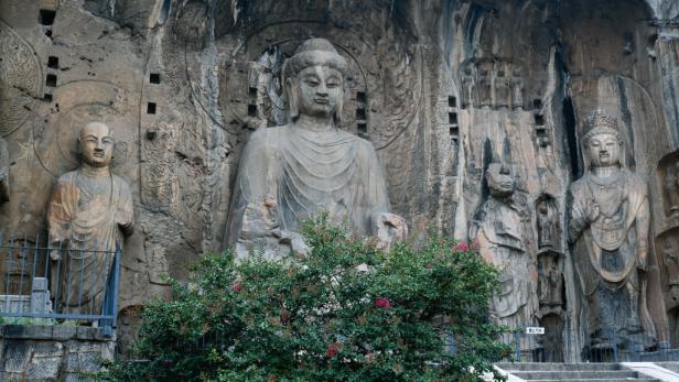 In den Longmen-Grotten sind Buddha-Statuen in den Fels gehauen.