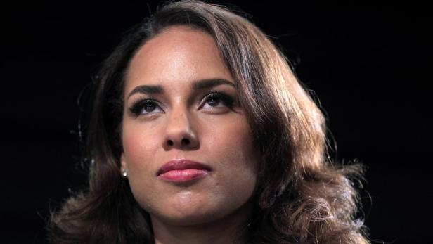 Ein Porträt von Alicia Keys, die nach oben blickt.