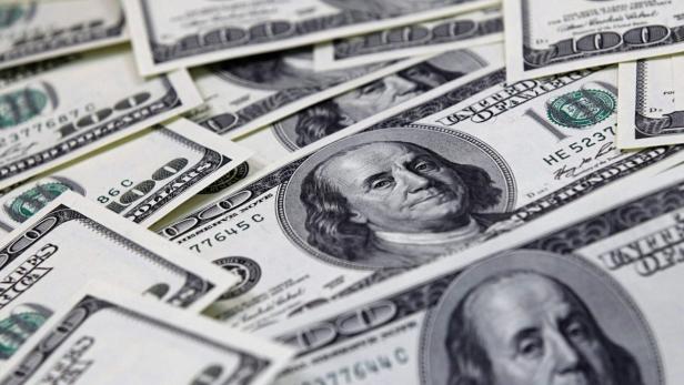 Nahaufnahme von mehreren 100-Dollar-Scheinen mit dem Porträt von Benjamin Franklin.