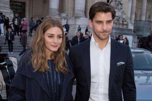 Olivia Palermo und Johannes Huebl posieren vor einem Gebäude.