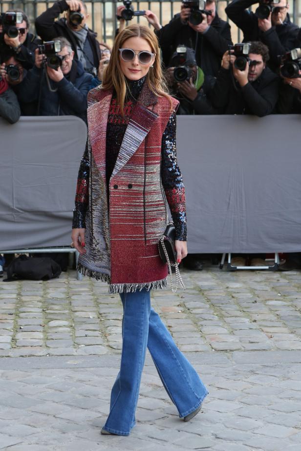 Olivia Palermo posiert vor einer Gruppe von Fotografen.