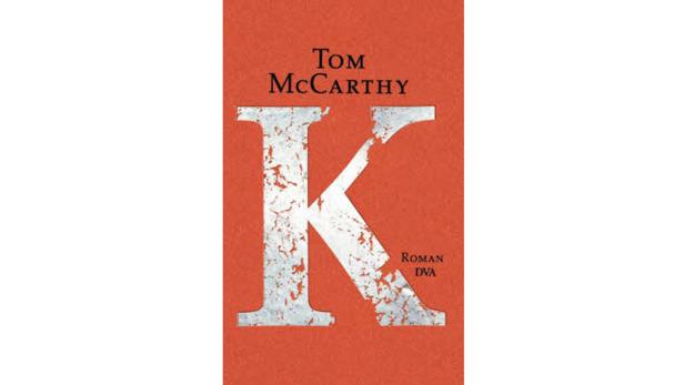 Das Cover des Buches „K“ von Tom McCarthy in roter Farbe mit einem großen, weißen K.