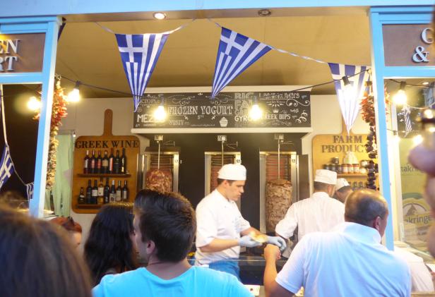 Ein Imbissstand in Griechenland bietet Gyros und andere Spezialitäten an.