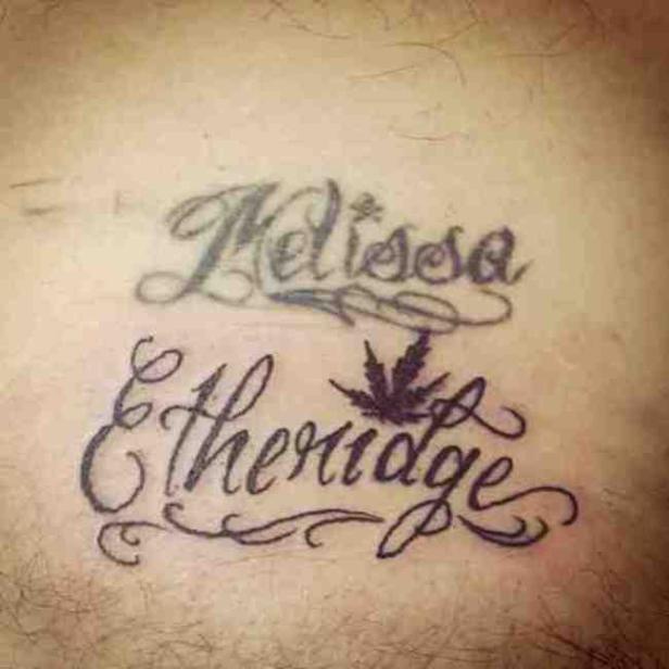 Ein Tattoo mit den Namen „Melissa“ und „Etheridge“, getrennt durch ein Cannabisblatt.