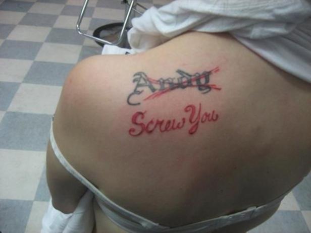 Auf der Schulter einer Person ist ein Tattoo mit dem durchgestrichenen Namen „Andy“ und dem Schriftzug „Screw You“ zu sehen.
