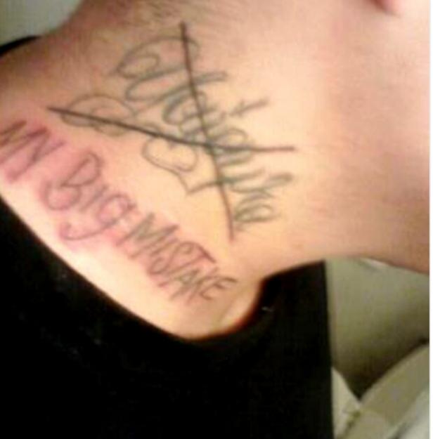 Der Hals einer Person ist mit den Tattoos „Always“ mit einem durchgestrichenen Herzen und „My Big Mistake“ tätowiert.