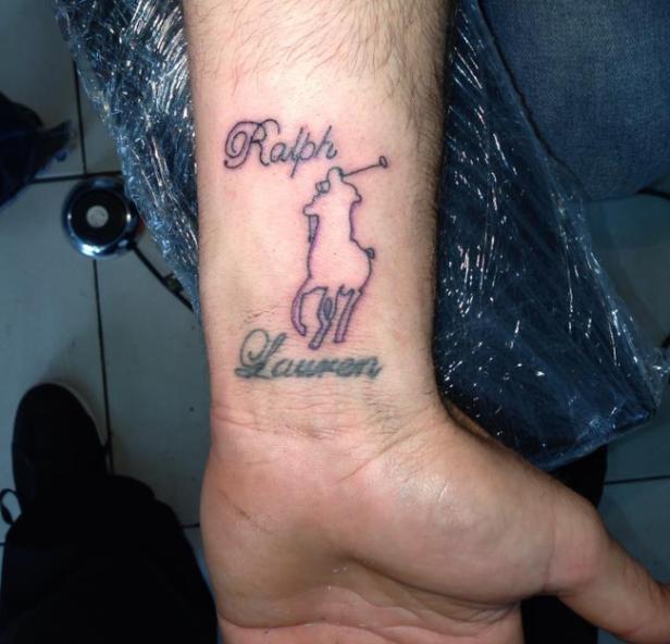Ein Tattoo auf einem Handgelenk zeigt das Ralph Lauren Logo mit dem Schriftzug „Ralph Lauren“.