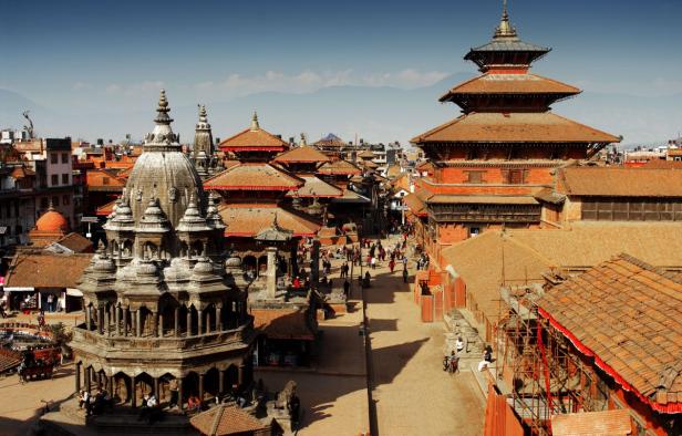 Ein Blick über die belebten Straßen und Tempel von Bhaktapur, Nepal.