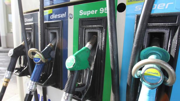 Zapfsäulen mit verschiedenen Benzinsorten, darunter Diesel und Super 95.