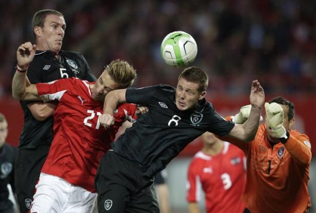 Während eines Fußballspiels kämpfen Spieler um den Ball.