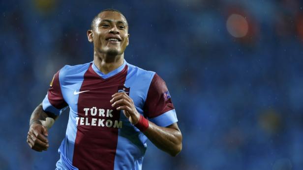 Ein lächelnder Fußballspieler im Trikot von Trabzonspor.
