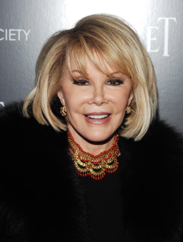 Joan Rivers mit einer auffälligen goldenen Halskette und einem schwarzen Pelzmantel.