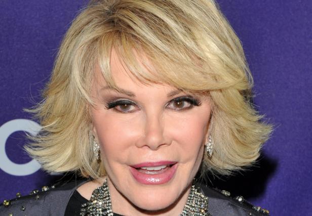 Nahaufnahme von Joan Rivers mit blonden Haaren und Ohrringen.
