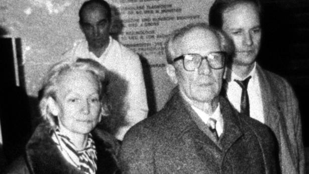 Eine Gruppe von vier Personen posiert für ein Schwarzweißfoto.