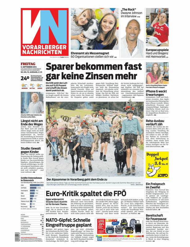 Jungen mit Trachten führen Kühe von der Sommeralm zurück ins Tal.