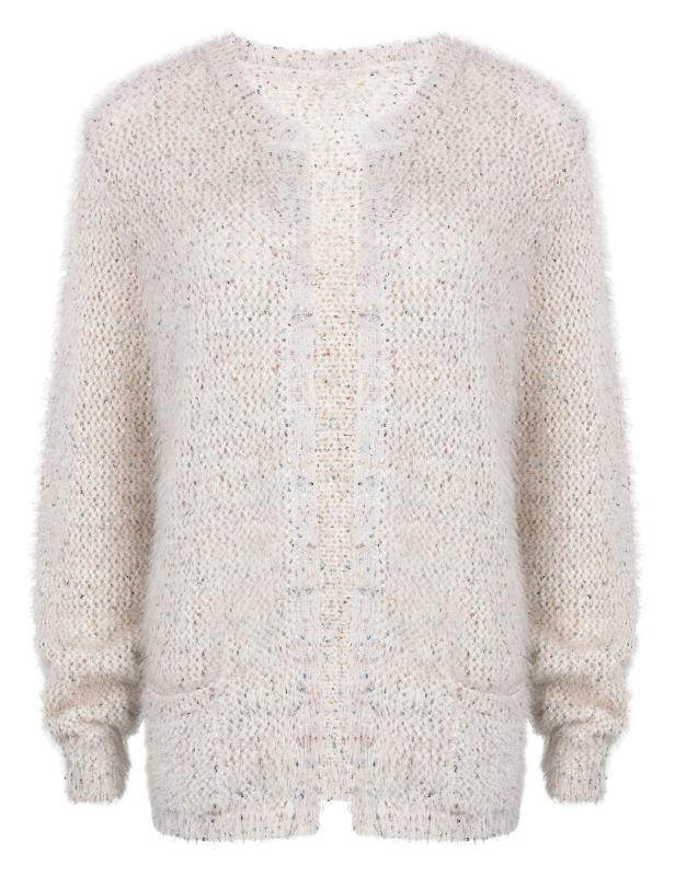 Ein weißer, flauschiger Cardigan mit bunten Sprenkeln.