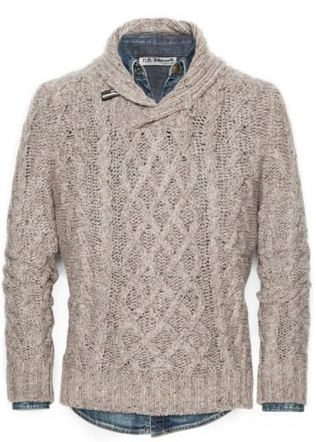 Ein beiger Zopfmuster-Pullover mit Schalkragen wird über einem Jeanshemd getragen.