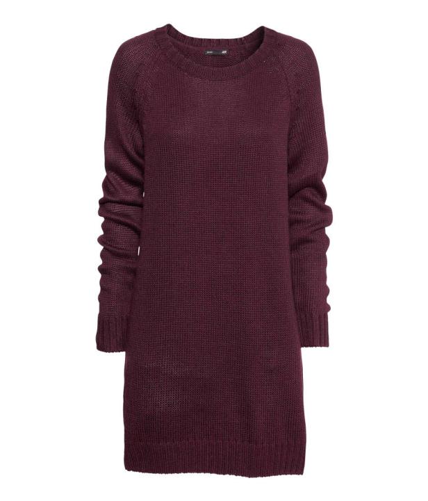 Ein burgunderrotes, gestricktes Kleid mit langen Ärmeln.