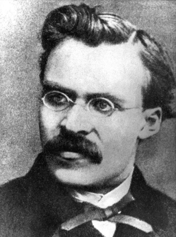 Ein Porträt des Philosophen Friedrich Nietzsche mit Brille und Schnurrbart.
