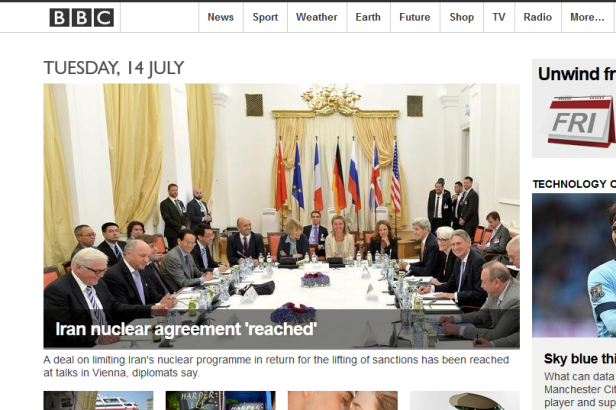 Diplomaten sitzen an einem Tisch bei den Atomgesprächen mit dem Iran in Wien.