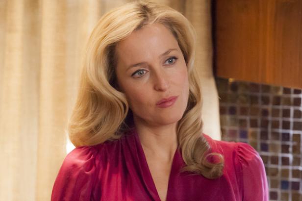 Gillian Anderson mit blonden, gewellten Haaren und einem pinkfarbenen Oberteil.