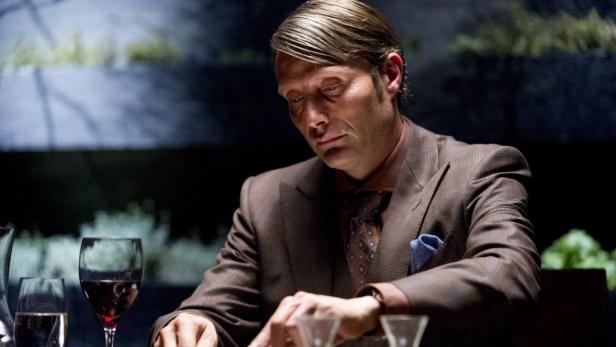 Mads Mikkelsen als Hannibal Lecter bei einem formellen Abendessen.