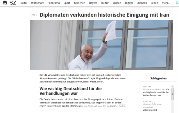 Ein Mann hält ein Dokument in die Höhe, möglicherweise im Zusammenhang mit der Einigung mit Iran.