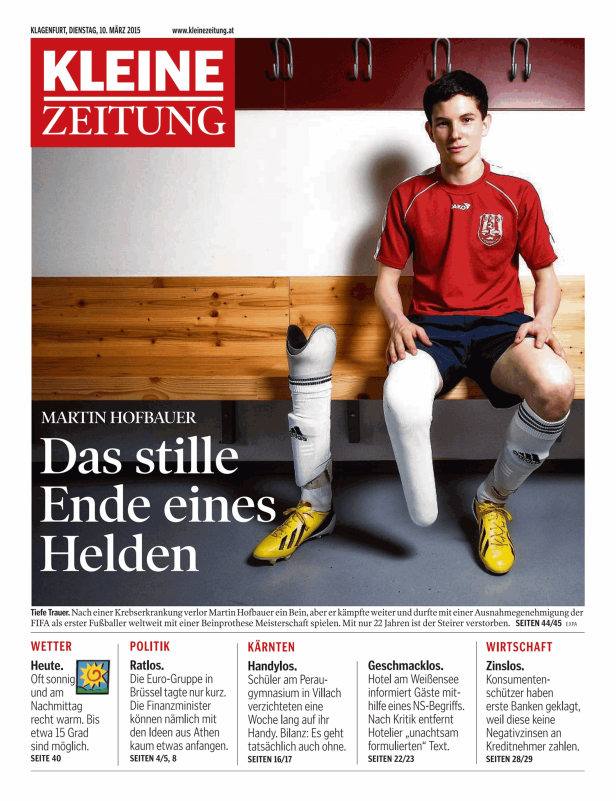 Martin Hofbauer, Fußballer mit Beinprothese, sitzt auf einer Bank.