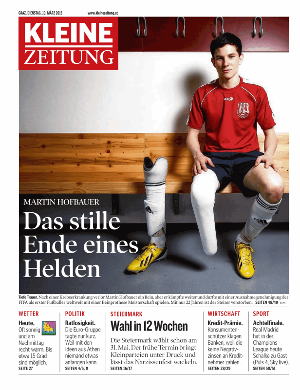 Martin Hofbauer, ein Fußballspieler mit Beinprothese, sitzt in einer Umkleidekabine.