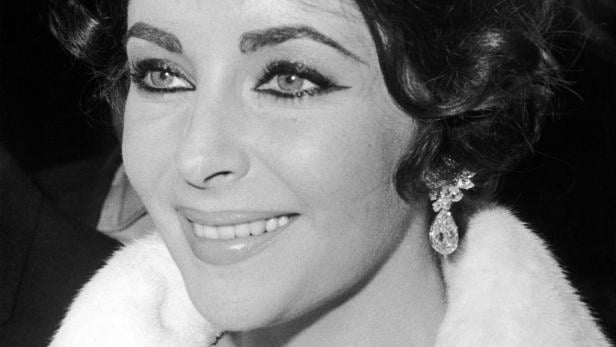 Schwarzweißporträt von Elizabeth Taylor mit einem auffälligen Diamantenohrring.