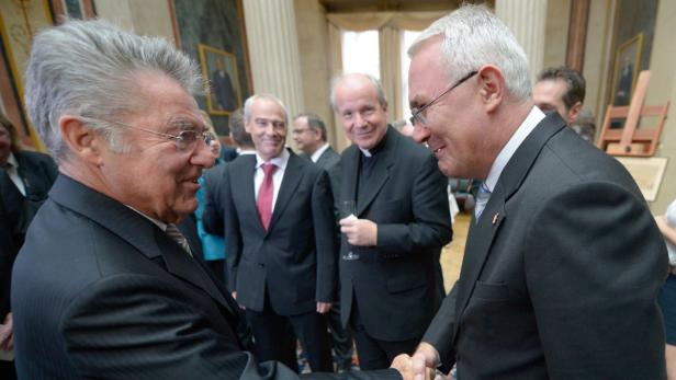 Heinz Fischer schüttelt jemandem die Hand bei einer Veranstaltung.
