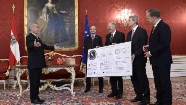 Heinz Fischer bei der Übergabe eines Schecks über 10.000 Euro.