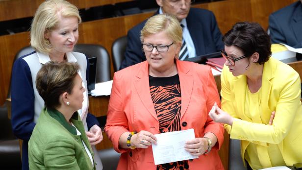 Vier Frauen in einem Gespräch während einer Sitzung.