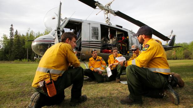 An Alberta wildfire firefighter crew holds a meeti 100.000 Kanadier wegen Waldbränden auf der Flucht