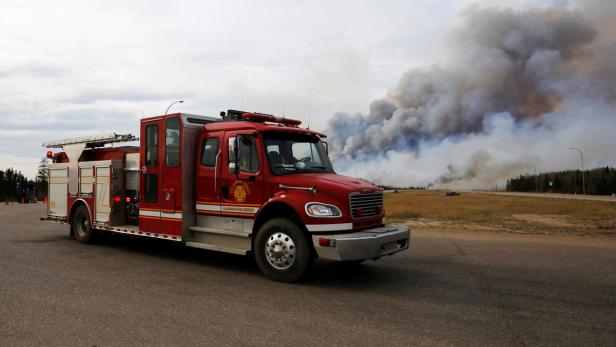 A fire truck drives by the wildfires near Fort McM 100.000 Kanadier wegen Waldbränden auf der Flucht