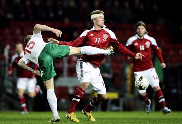 Ein Fußballspieler tritt einen anderen während eines Spiels.
