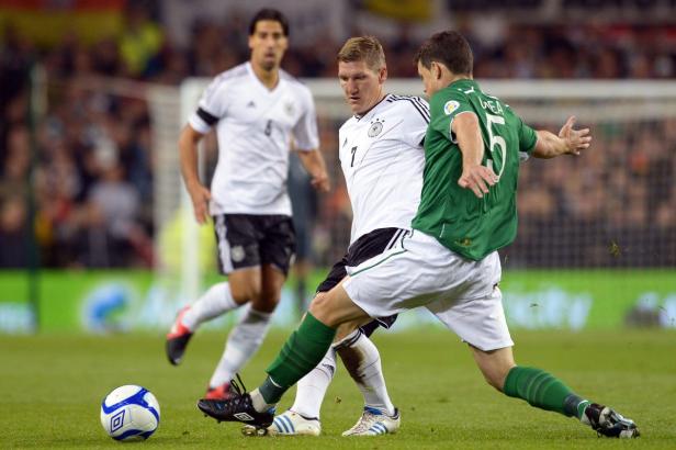 Bastian Schweinsteiger im Zweikampf während eines Fußballspiels.