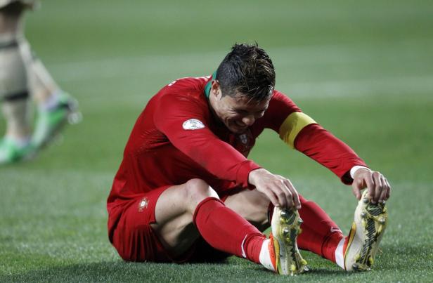 Cristiano Ronaldo dehnt sich auf dem Rasen.