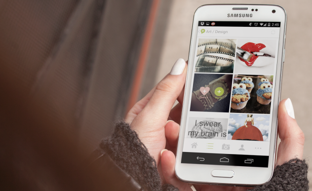 Eine Frau hält ein Samsung-Smartphone mit einer „Art/Design“-App in der Hand.