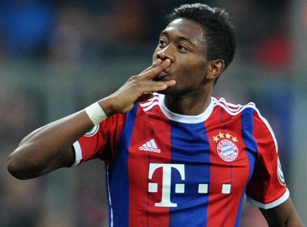 David Alaba im Trikot des FC Bayern München schickt einen Kuss in die Menge.