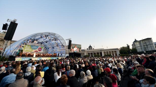 FEST DER FREUDE ZUM JAHRESTAG DER BEFREIUNG ÖSTERR Eine große Menschenmenge versammelt sich vor einer Bühne für ein Konzert der Wiener Symphoniker.