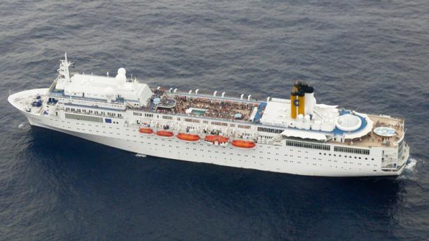 dapdIn this photo taken by the Indian Navy on Monday, Feb. 27, 2012 and released by the Seychelles Office of the President on Tuesday, Feb. 28, 2012, the Costa Allegra cruise ship is seen from an airplane at sea near the Seychelles. A French fishing vesse Ein großes, weißes Kreuzfahrtschiff fährt auf dem offenen Meer.