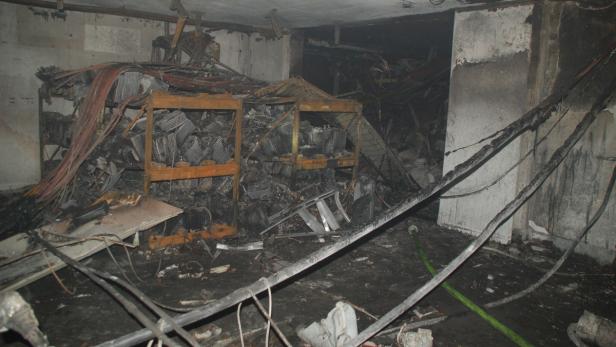 TIROL: EXPLOSION IN RECHENZENTRUM IN INNSBRUCK Ein Raum mit Regalen und Kabeln, der durch ein Feuer stark beschädigt wurde.