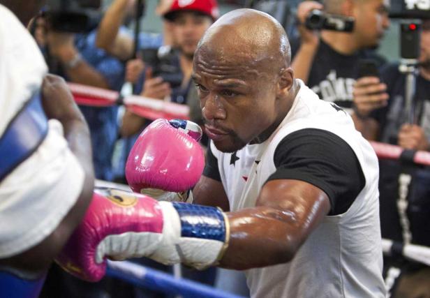 Floyd Mayweather beim Sparring mit pinkfarbenen Boxhandschuhen.