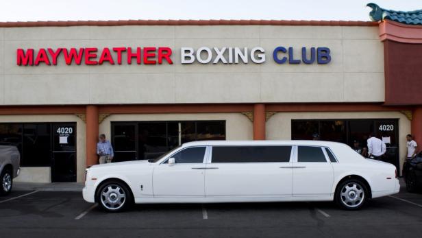 Eine weiße Stretch-Limousine parkt vor dem Mayweather Boxing Club.