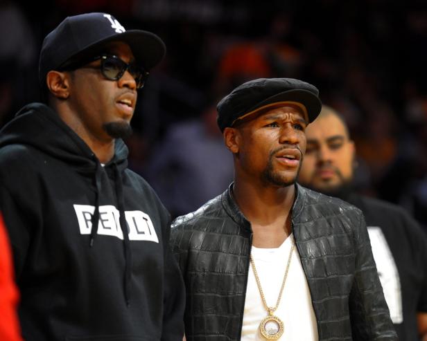 Floyd Mayweather und Sean Combs (P. Diddy) bei einer Sportveranstaltung.