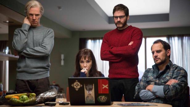 FRANCE CINEMA Vier Personen, darunter Benedict Cumberbatch und Daniel Brühl, stehen um einen Tisch mit einem Laptop.