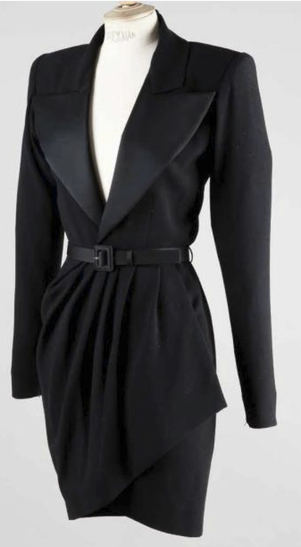 Ein schwarzes Kleid mit Blazer-Oberteil und Gürtel auf einer Schneiderpuppe.